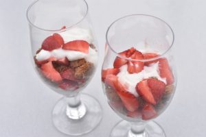 Dessert i glas med skyr, Bastogne og jordbær