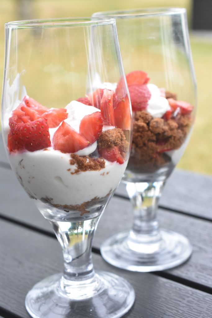 Dessert i glas med skyr, Bastogne & jordbær nogetiovnen.dk
