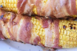 Majskolber på grill med bacon - lækker opskrift 