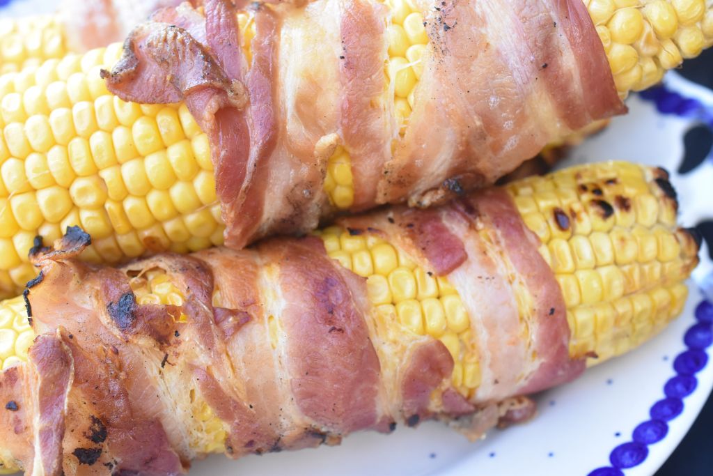 Majskolber på grill med bacon - lækker opskrift