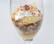 Sund æblekage i glas med vaniljeskyr og granola