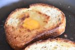 Brød med æg i midten - nem toast på panden