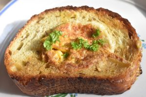 Brød med æg i midten - nem toast på panden