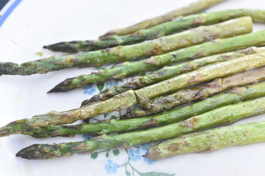 Grillede asparges på pande eller grill