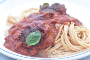 Italienske kødboller med tomatsovs og pasta