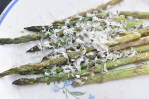 Grillede asparges med parmesan - så lækre