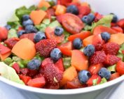 Sommersalat med frugt og bær - nem salat