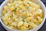 Varm kartoffelsalat - sursød med eddike - nem