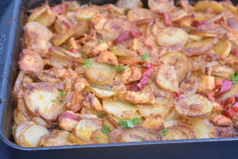 One pan med kylling & kartofler i fad • nogetiovnen.dk