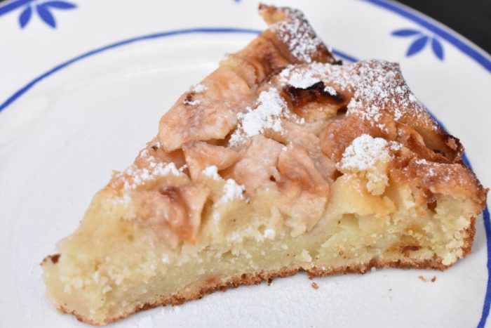 Saftig æblekage – nem kage med æbler • nogetiovnen.dk