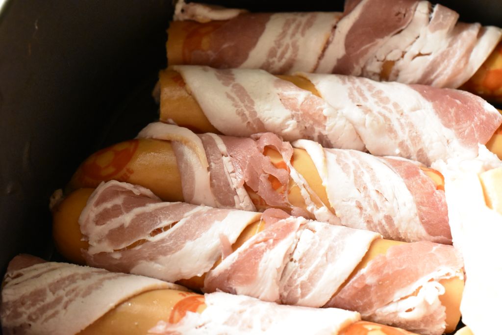 Pølser i svøb i airfryer – nemme bacon pølser nogetiovnen.dk