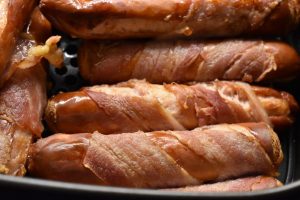 Pølser i svøb i airfryer - nemme bacon pølser