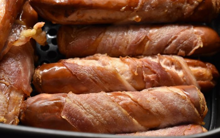 Pølser i svøb i airfryer - nemme bacon pølser