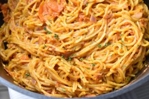 One pot pasta med chorizo, fløde og tomat