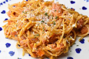 One pot pasta med chorizo, fløde og tomat