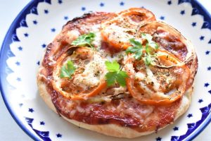 Pita pizza i airfryer - nem opskrift med skinke