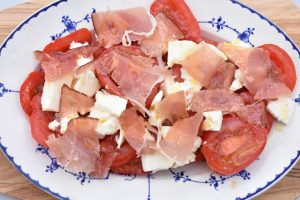 Caprese med skinke & mozzarella - tomatsalat