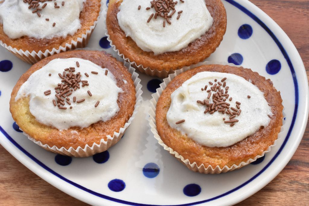 Vanilje muffins med frosting nemme uden æg nogetiovnen.dk
