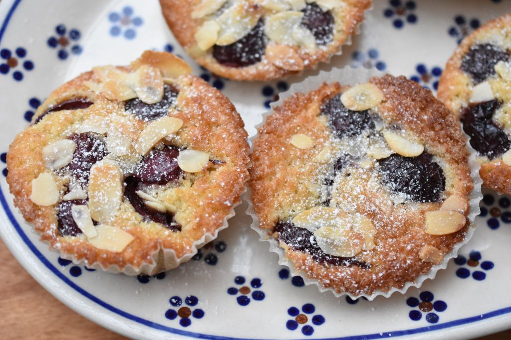 Kirsebærmuffins - lækre muffins med kirsebær