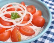 Sund tunsalat med skyr & tomat - nem opskrift