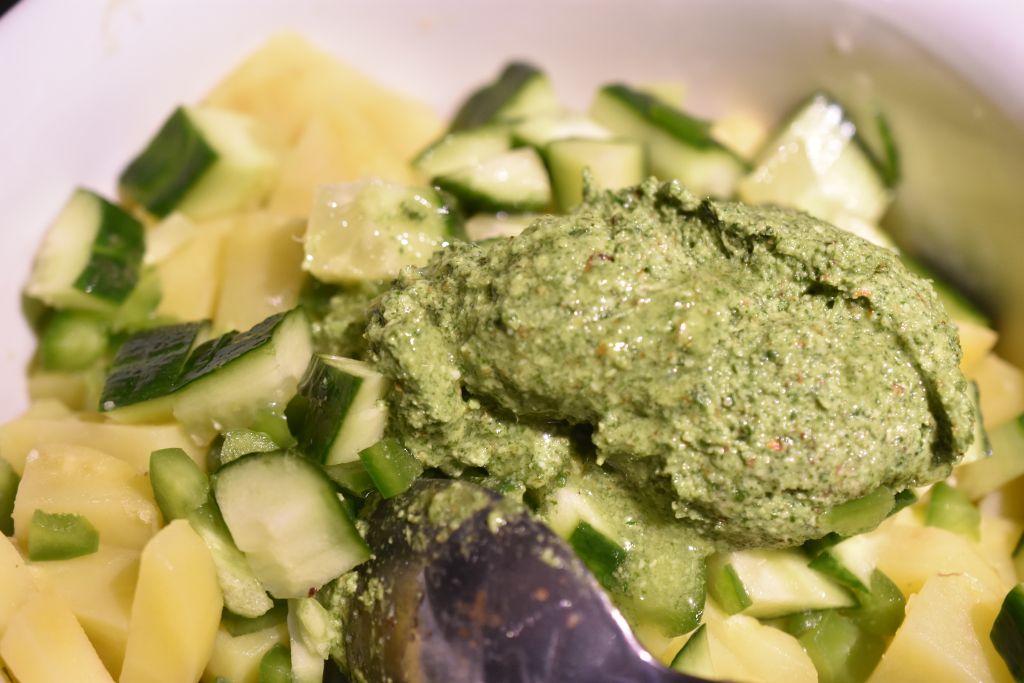 gr-n-kartoffelsalat-med-pesto-nem-opskrift-nogetiovnen-dk