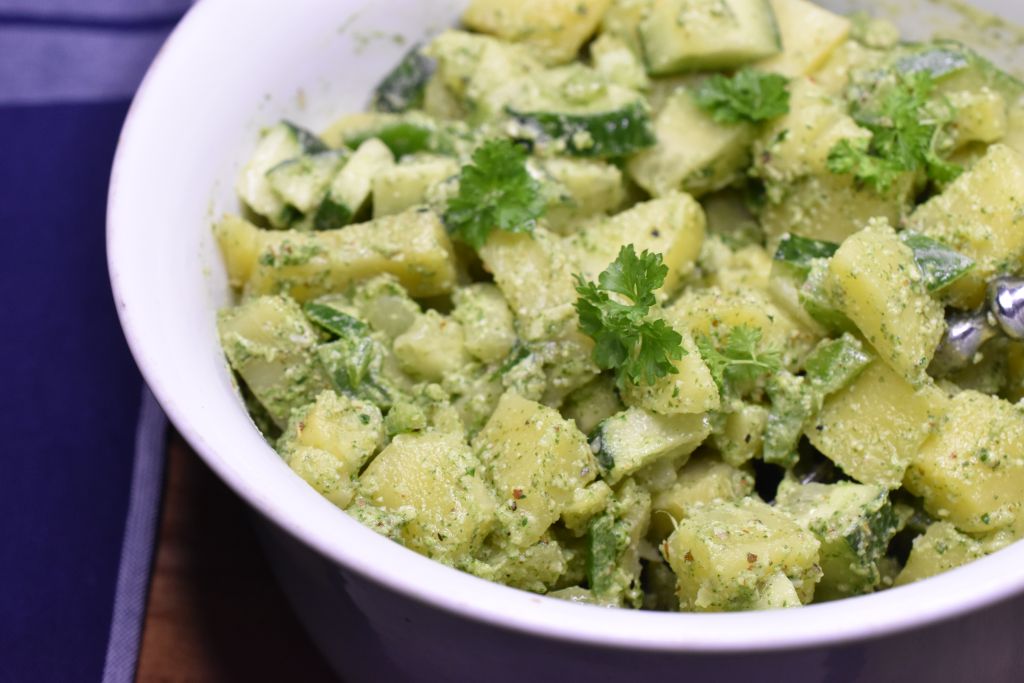 gr-n-kartoffelsalat-med-pesto-nem-opskrift-nogetiovnen-dk