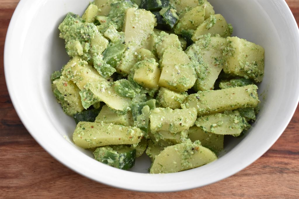 gr-n-kartoffelsalat-med-pesto-nem-opskrift-nogetiovnen-dk