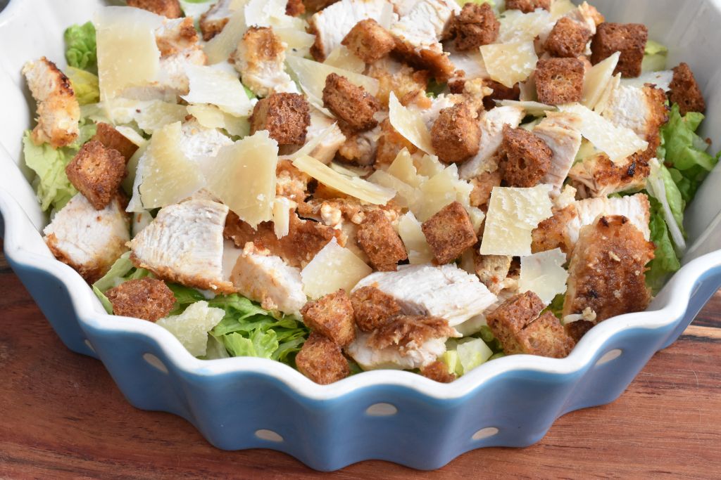 Cæsar salat - opskrift på sprød salat med kylling