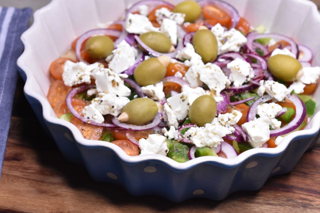 Græsk salat - nem hurtig opskrift med feta, oliven og dressing