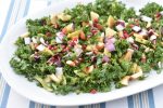 Grønkålssalat med granatæble opskrift - nem salat med grønkål