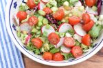 Forårssalat med radiser - grøn salat med nem dressing