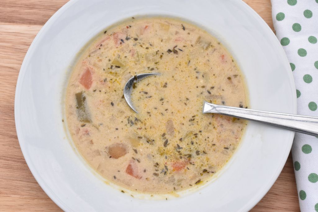 Ostesuppe - opskrift på pikantsuppe med porrer og flødeost